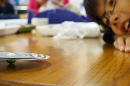 科学実験教室の様子。新しい発見が！？