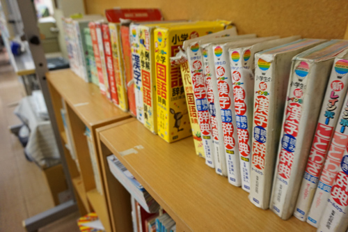 たくさんの辞典を常備しています。