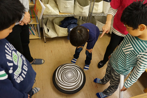 科学実験教室の様子。みんなワクワク