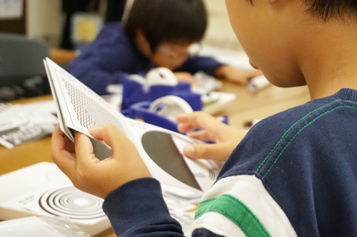 科学実験教室の様子。これは何だろう？