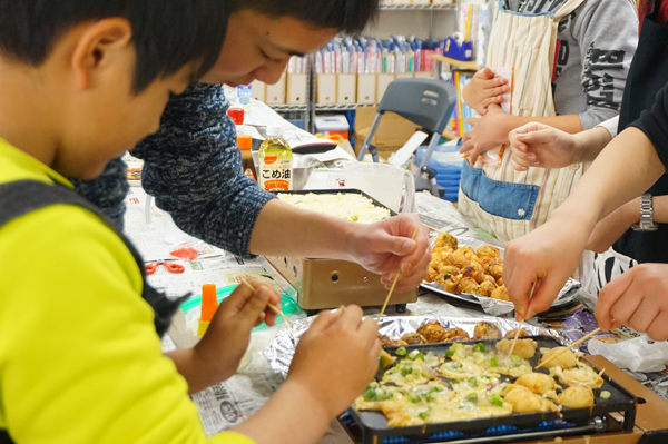 たくさんの辞典を常備しています。