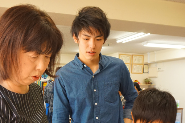 たくさんの辞典を常備しています。