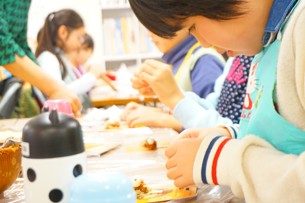 たくさんの辞典を常備しています。