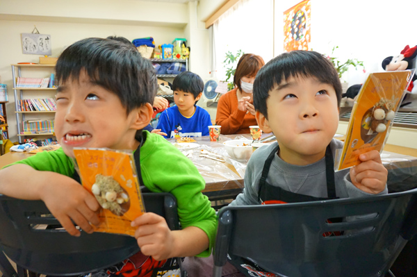 たくさんの辞典を常備しています。